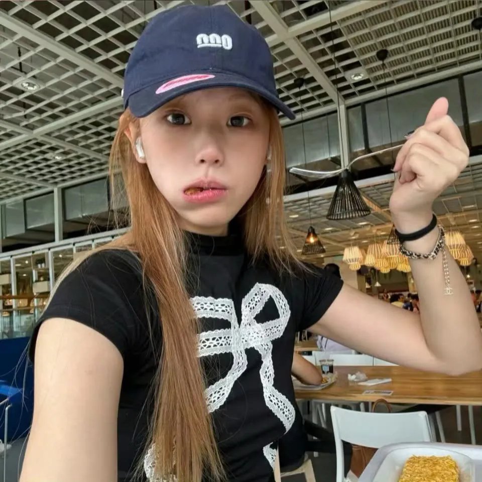 坐推土机的少女